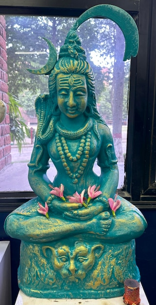 Foto oud beeldhouwwerk van een indiase god shiva-foto