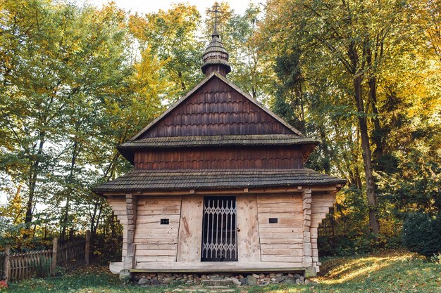 Oud blokhuis in het herfstbos.