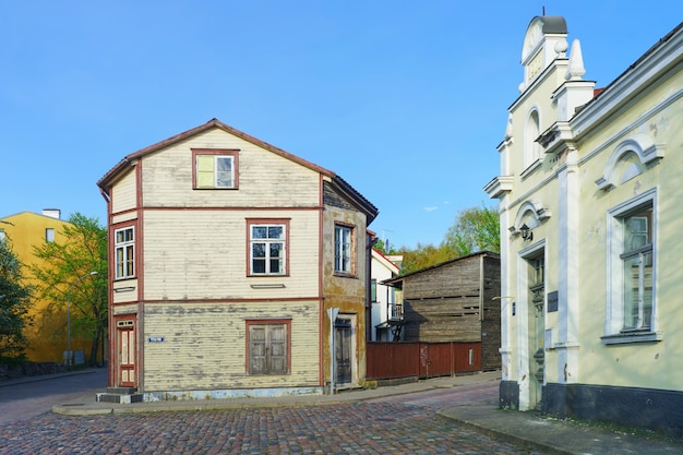 Oud blokhuis in Ventspils in Letland in het voorjaar. Het is een stad in de regio Koerland in Letland. Letland is een van de Baltische landen