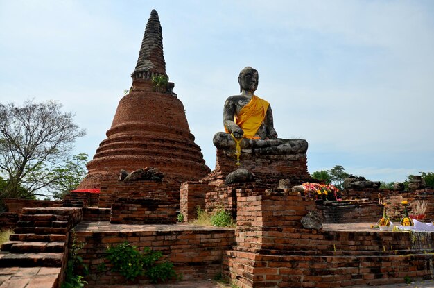 Oud boeddhabeeld en oud gebouw bij de tempel van Wat Worachet Tharam in het historische park van Ayutthaya in Ayutthaya Thailand