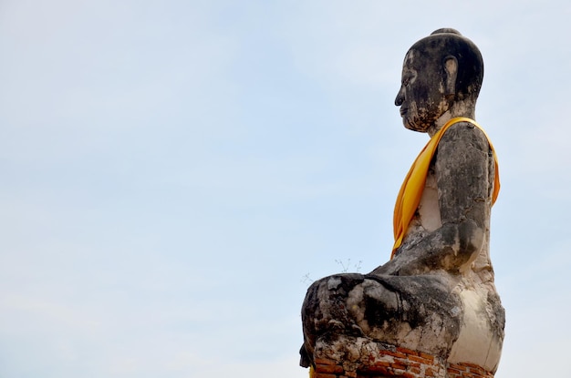 Oud boeddhabeeld en oud gebouw bij de tempel van Wat Worachet Tharam in het historische park van Ayutthaya in Ayutthaya Thailand