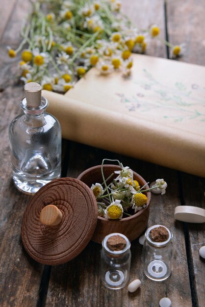 Foto oud boek met droge bloemen in vijzel op tafel close-up