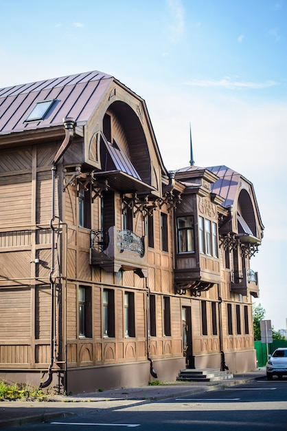 Oud bruin houten huis met balkon in het stadscentrum