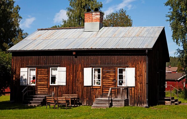 Oud bruin huis in het noordelijke gebied van Skelleftea