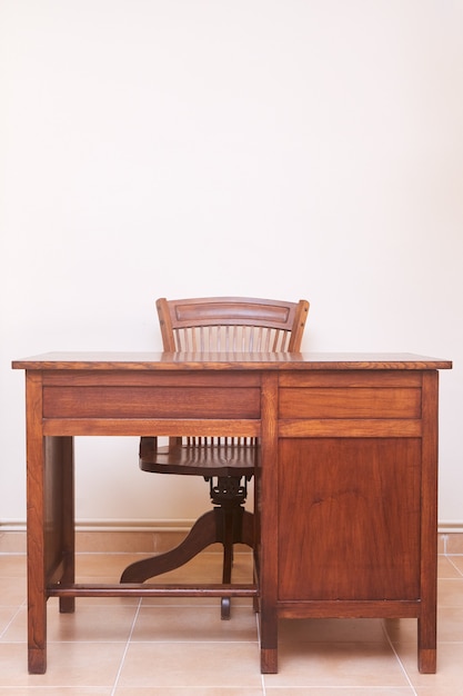 Oud bureau met stoel