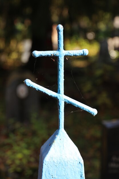 Oud christelijk orthodox kruis op de begraafplaats. Hoge kwaliteit foto