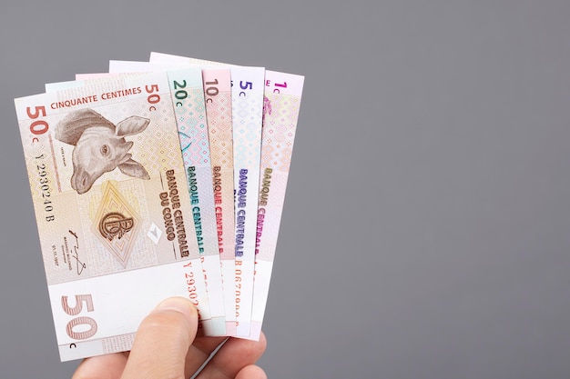 Oud Congolees geld Centiem in de hand op een grijze achtergrond