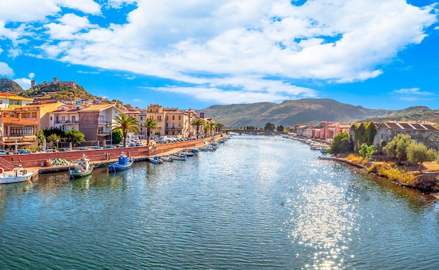 Oud dorp Bosa aan de rivier de Temo