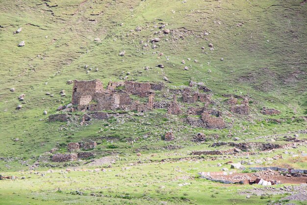 Oud dorp in truso, georgië. verlaten huizen en berg.