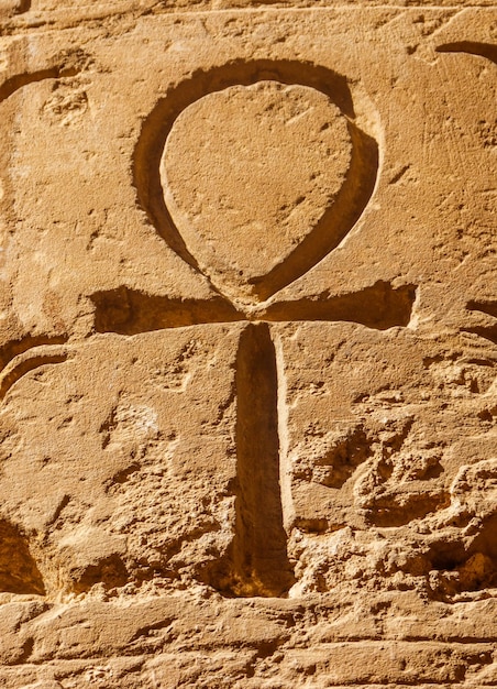 Oud Egyptisch hiërogliefensymbool Ankh ("Sleutel van het Leven", "Eeuwige Leven", "Egyptische Kruis") gesneden op de steen