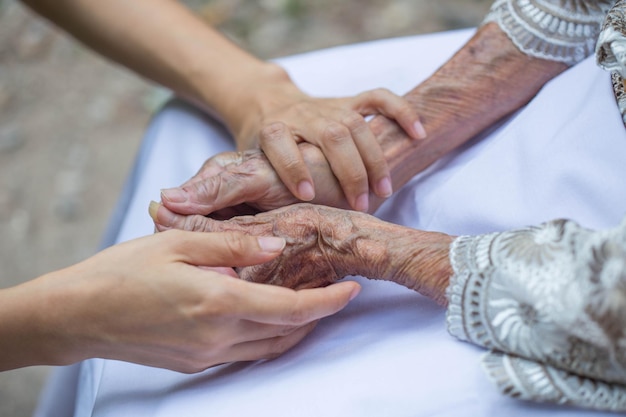 Oud en jong hand in hand