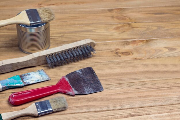 Oud en stoffig gereedschap Set huisgereedschap voor reparatiewerkzaamheden op houten achtergrond. Kopieerruimte