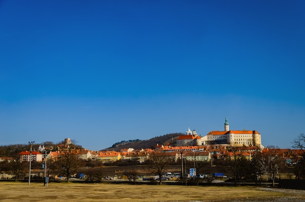 Oud europees verbouwd mikulov-kasteel met het museum.