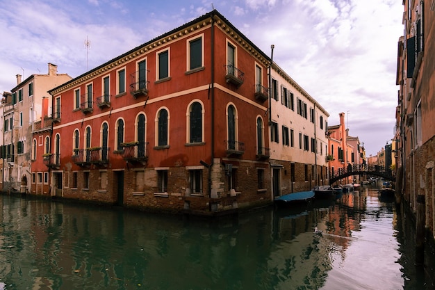 Oud gebouw aan het kanaal in Venetië