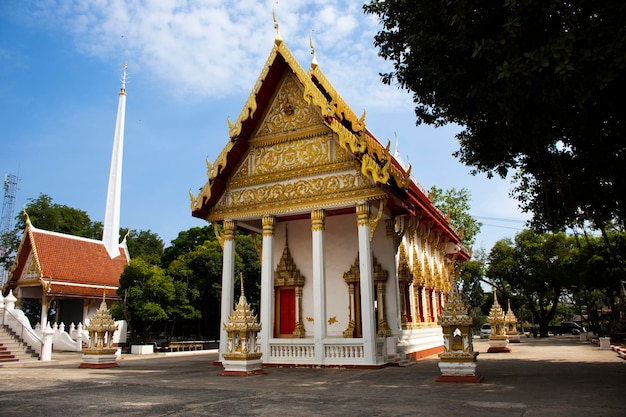 Oud gebouw antieke ubosot van Wat Khae tempel voor Thaise mensen reizigers bezoeken en respecteren bidden zegen wens heilige mysterie aanbidding Boeddha engel godheid in Suphanburi stad in Suphan Buri, Thailand