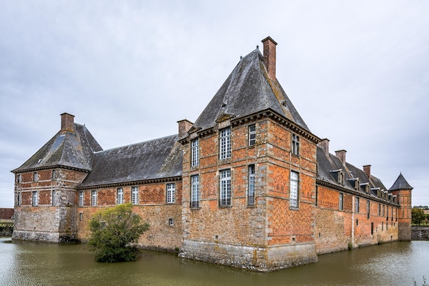 Foto oud gebouw bij de rivier tegen de lucht