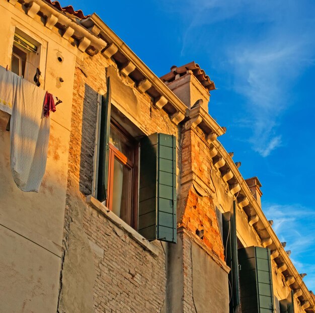 Oud gebouw bij zonsondergang in Venetië, Italië