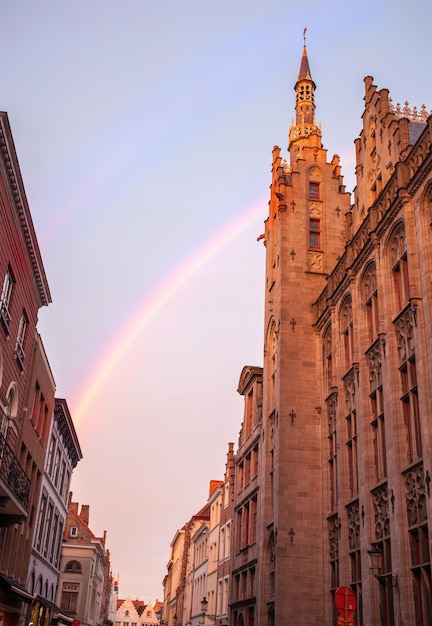 Oud gebouw en regenboog op het Burgplein