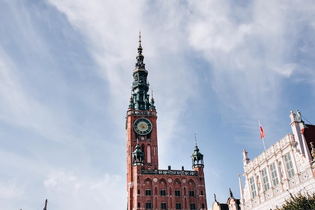 Oud gebouw met klok tegen een blauwe hemel in een oude Europese stad.