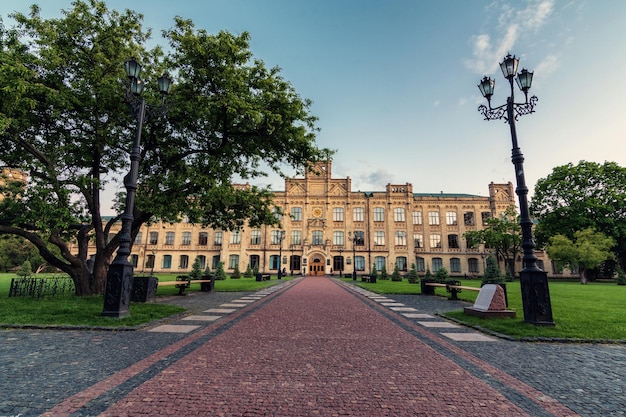 Oud gebouw van Igor Sikorsky Polytechnische Universiteit in Kiev KPI hoofdgebouw in de avond Kiev, Oekraïne