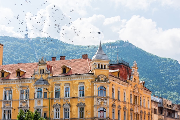 Oud geel gebouw in Brasov