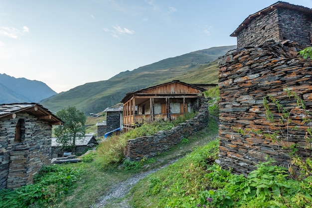 Oud Georgisch dorp - Dartlo, Tusheti, regio Kakheti. Stenen huizen en torens in de nationale stijl