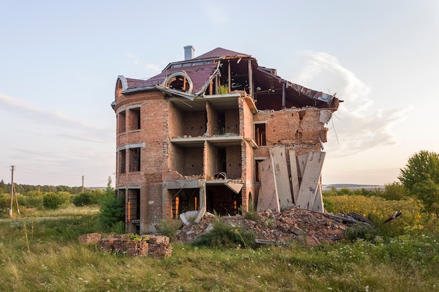 Oud geruïneerd gebouw na aardbeving