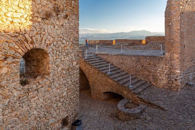 Oud-Grieks fort Palamidi met stenen muren en torens op de top van een heuvel met weids panoramisch uitzicht