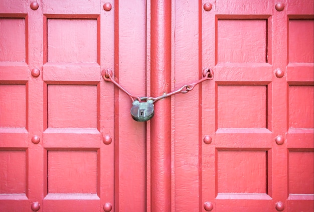 Foto oud hangslot op een rode houten deur