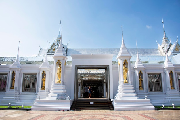 Oud heiligdom of antieke kathedraal voor Thaise mensen reizen bezoek respect bidden zegen wens boeddha heilig mysterie bij Wat Chantaram of Tha Sung Crystal op 2 november 2023 in Uthai Thani Thailand