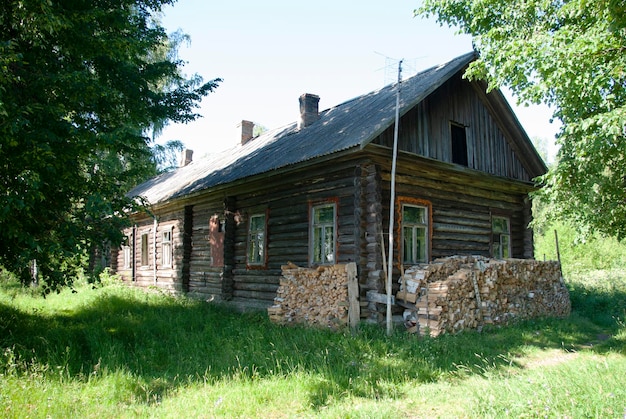 Foto oud houten huis in het bos.