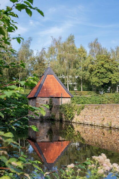 Foto oud houten huis in het park