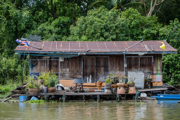 Oud houten huis over de rivier