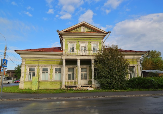 Oud houten overladen huis in Vologda