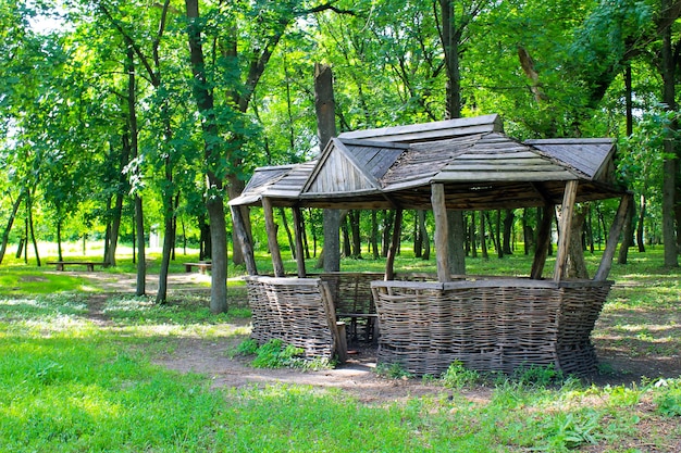 Oud houten prieel in het park