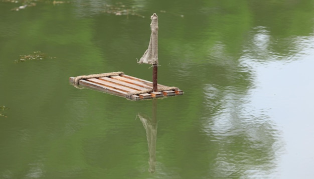 oud houten vlot drijvend op het water