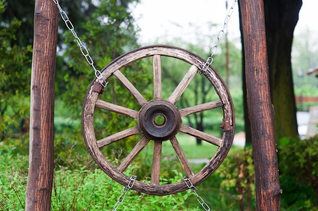 Foto oud houten wiel van een kar in dorp.