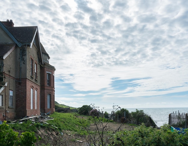 Oud huis op kliffen buiten westward ho in devon