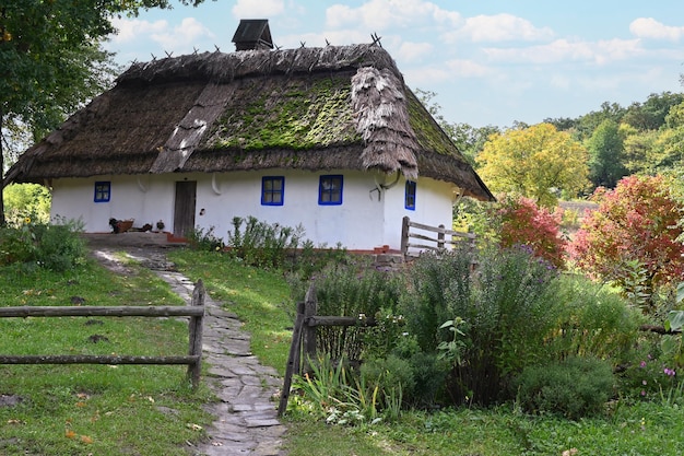 Oud huis uit de vorige eeuw in het Oekraïense dorp