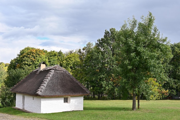 Oud huis uit de vorige eeuw in het Oekraïense dorp