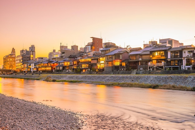 Oud huisrestaurant en Kamo-rivier bij schemering Gion Kyoto Japan