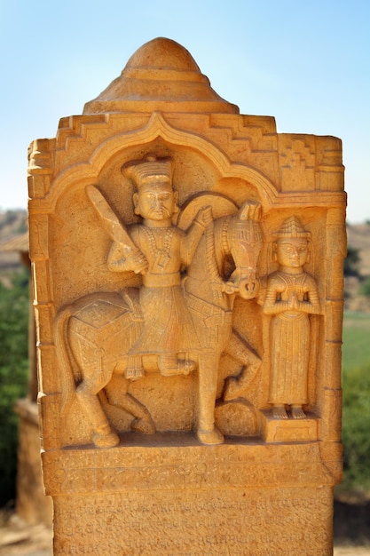 Oud Indisch beeldhouwwerk in cenotaaf Bada Bagh