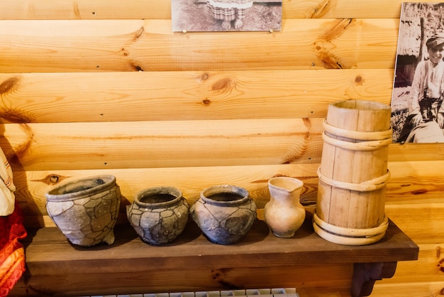 Oud interieur van een landelijk huis in een etnografisch park. Oude kachel