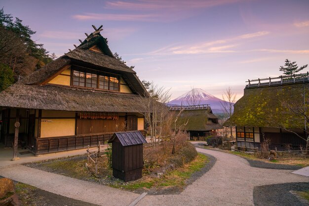 Oud Japans huis en de berg Fuji bij zonsondergang