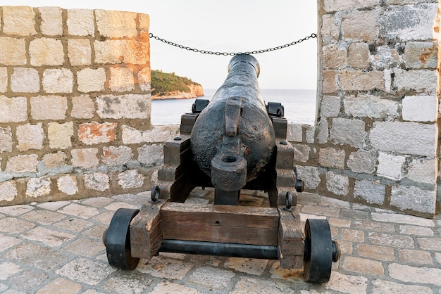 Foto oud kanon bij verdedigingsmuren van de oude stad van dubrovnik, kroatië