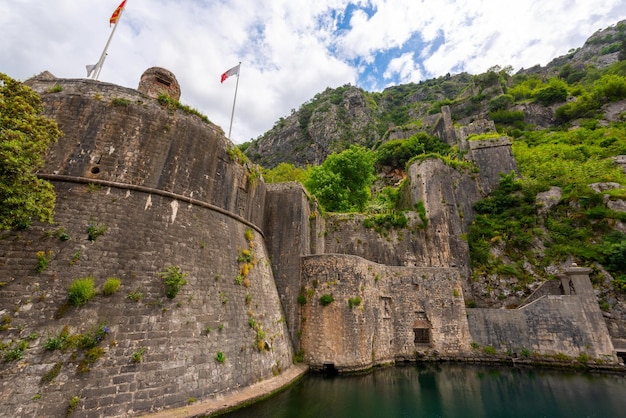 Oud kasteel in de buurt van Budva. Montenegro