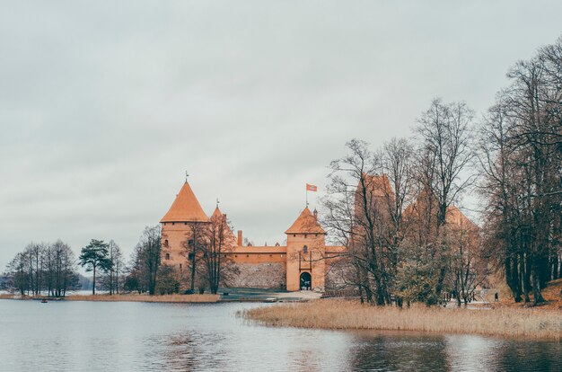 Oud kasteel in de buurt van water