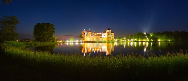Oud kasteel in Mir Wit-Rusland 's nachts