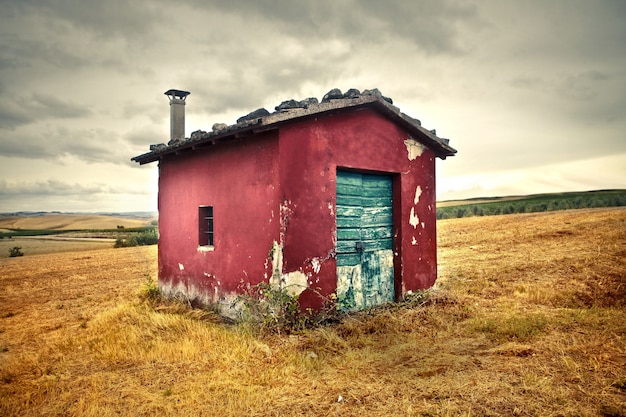 Foto oud klein huisje op het platteland