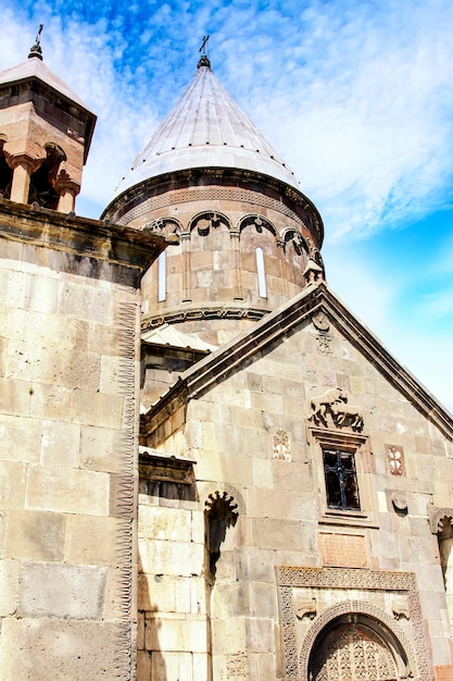 Oud middeleeuws Geghard-klooster in Armenië. Zomer zonnige dag.